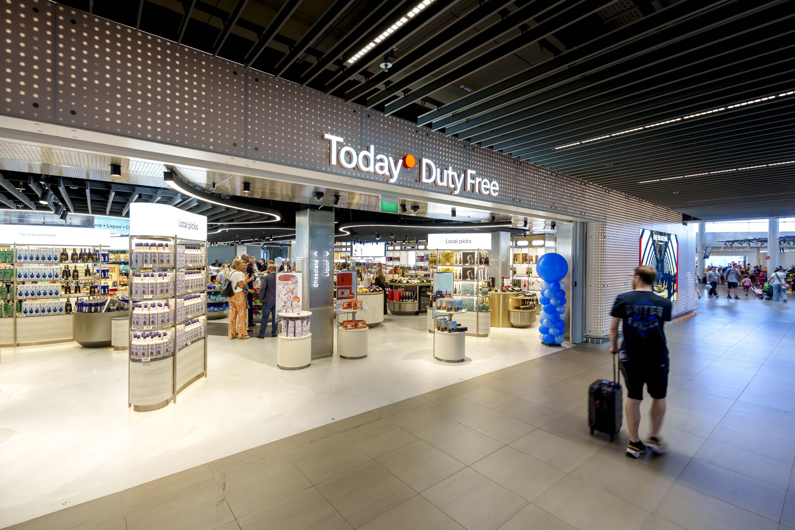 Today Duty Free Schiphol zet een nieuwe standaard in Schipholen wij mochten meebouwen aan het licht dat die beleving mogelijk maakt.
